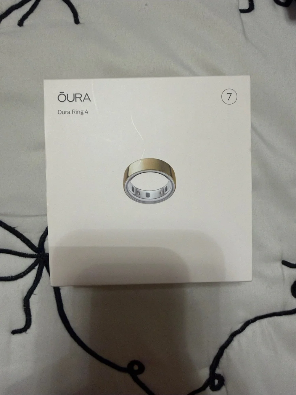 Oura Ring 4 - Gold and White Smart Ring with Charger